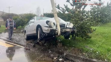 Ստեփանավանում «Mercedes»-ը բախվել է երկաթե էլեկտրասյանը. տուժածներ չկան
