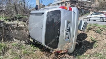 Վանաձորում «Opel Astra»-ն դուրս է եկել երթևեկելի գոտուց, բախվել գազատար խողովակներին և կողաշրջվել