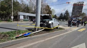 Աբովյանում «Mercedes»-ը բախվել է երկաթե սյանը