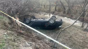Վայոց ձորում «BMW»-ն դուրս է եկել երթևեկելի գոտուց, բախվել ծառին և գլխիվայր շրջվել