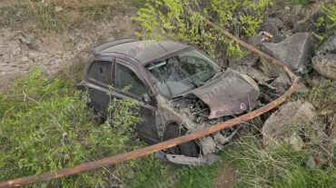 Երևանում «Nissan March»-ը կոտրել է գազատար խողովակն ու հայտնվել ձորակում
