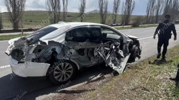 Սևան-Երևան ավտոճանապարհին 24-ամյա վարորդը «HONGQI» էլեկտրոմոբիլով բախվել է երկաթե արգելապատնեշներին