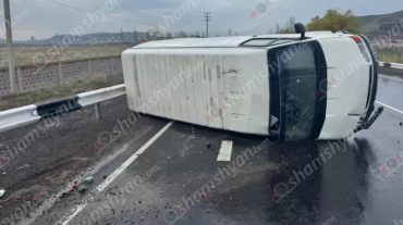 Կոտայքի մարզում «Ford Transit»-ը բախվել է երկաթե արգելապատնեշներին և կողաշրջվել