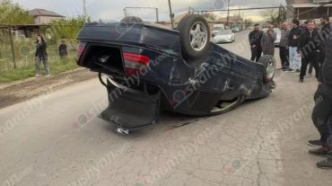 Ազատաշեն գյուղում բախվել են «Nissan Teana»-ն և «Mercedes»-ը, ինչի հետևանքով վերջինը գլխիվայր շրջվել է