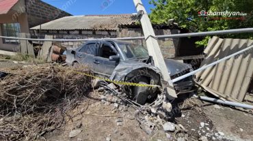 Հովտաշատ գյուղում բախվել են «Infiniti»-ն ու «Mercedes»-ը. վերջինն էլ կոտրել է բետոնե էլեկտրասյունը. կա վիրավոր