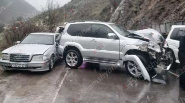 Սյունիքի մարզում «Toyota Prado»-ն վրաերթի է ենթարկել ճանապարհին աշխատանքներ կատարող քաղաքացուն, ապա բախվել կայանված բեռնատարին ու «Mercedes»-ին
