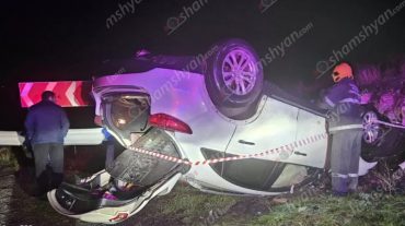Թալին-Դաշտադեմ ավտոճանապարհին «Infiniti»-ն դուրս է եկել ճանապարհի երթևեկելի գոտուց, բախվել քարերին, ապա երկաթե արգելապատնեշներին և գլխիվայր շրջվել
