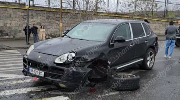 Երևանում բախվել է 4 տրանսպորտային միջոց, վրացական համարանիշերով «Porsche»-ը հայտնվել է ճանապարհի մեջտեղում