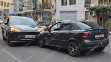Երևանում «Opel»-ի վարորդի ինքնազգացողությունը վատացել է, մեքենան դուրս է եկել հանդիպակաց գոտի և բախվել «Arcfox»-ին