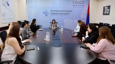 Անահիտ Ավանեսյանը հերթական հանդիպումն է ունեցել ԼՂ-ից բռնի տեղահանված մի խումբ կանանց հետ