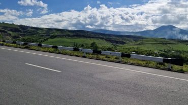 ՀՀ միջպետական և հանրապետական նշանակության ավտոճանապարհներին կատարվում է մետաղական արգելափակոցների վերականգնման, ներկման աշխատանքներ