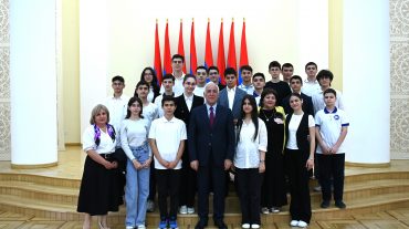 Նախագահական նստավայրում հյուրընկալվել են ֆիզիկամաթեմատիկական մասնագիտացված դպրոցի աշակերտները