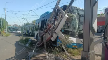 Խոշոր ավտովթար՝ Երևանում. թիվ 23 երթուղու ավտոբուսը բախվել է երկաթե էլեկտրասյանը. կան տուժածներ