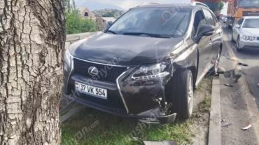 «Հաղթանակ» կամրջի հարևանությամբ բախվել են «Hyundai Elantra»-ն և «Lexus RX350»-ը. վերջինը հայտնվել է կանաչ գազոնի վրա