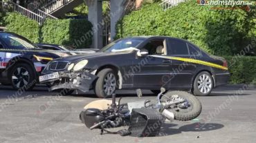 Երևանում բախվել են «Mercedes»-ն ու մոտոցիկլը. մոտոցիկլավարն ու ուղևորը, ովքեր մայր ու անչափահաս որդի են, տեղափոխվել են հիվանդանոց