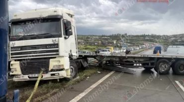 40-ամյա վարորդը Աշտարակի կամրջի հարևանությամբ կցորդիչով բեռնատարով բախվել է երկաթե արգելապատնեշներին և մասամբ փակել երթևեկելի գոտին