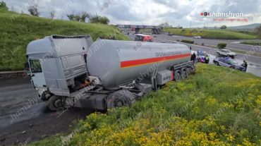 Կոտայքի մարզում «DAF» բեռնատարը Արզնու խճուղի ընթանալիս բախվել է բազալտե քարերով սարքված պատին, ապա հողաթմբին
