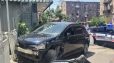 Երևանում ոչ սթափ վիճակում գտնվող կայանատեղիի հսկիչը իրեն վստահված «Nissan Tiida»-ով բախվել է «Opel»-ին, ապա հաստաբուն ծառին և երկաթե ճաղավանդակին