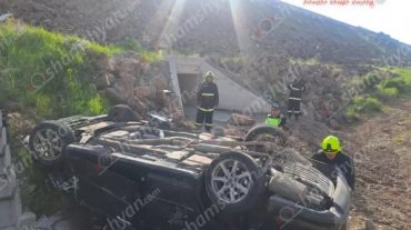 Արագածոտնի մարզում 33-ամյա վարորդը «Nissan Fuga»-ով դուրս է եկել երթևեկելի գոտուց և մոտ 50 մետր գլորվելով՝ գլխիվայր հայտնվել ձորակում
