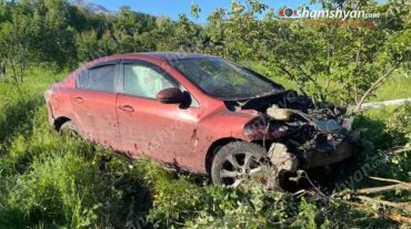 Վայոց ձորի մարզում Երևան-Մեղրի ավտոճանապարհին 24-ամյա վարորդը «Mazda»-ով բախվել է երկաթե արգելապատնեշներին և հայտնվել բնակչի այգում․ կա վիրավոր