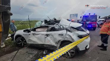 Կոտայքի մարզում «Volkswagen ID4»-ը բախվել է կայանված «Howo» բեռնատարին, ապա երկաթե արգելապատնեշին. կան տուժածներ