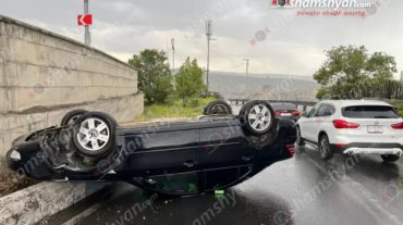Սարալանջի փողոցի սկզբնամասում «Ford»-ը բախվել է բազալտե եզրաքարին և գլխիվայր շրջվել՝ մասամբ հայտնվելով ճանապարհի մեջտեղում