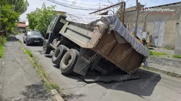 Երևանում «Կամազ»-ը Սևքարեցի Սաքոյի փողոցում հայտնվել է խոտանված ասֆալտապատ հատվածի մեջ, ճաքեցրել ասֆալտն ու կիսակողաշրջվել