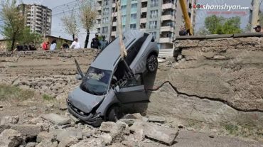 Երևանում «Volkswagen ID.4»-ը բախվել է կայանված «BMW»-ին