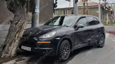 Բախվել են «Porsche Cayenne»-ը և «Volkswagen Vento»-ն, ինչի հետևանքով «Porsche Cayenne»-ը բախվել է ծառին