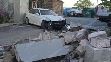 Կոտայքի մարզում 24-ամյա վարորդը «BMW»-ով բախվել է բենզալցակայանի երկաթե դարպասին ու քարե պարսպին և հայտնվել բենզալցակայանի տարածքում