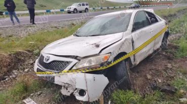 Շիրակի մարզում 31-ամյա վարորդը «Toyota Camry»-ով դուրս է եկել երթևեկելի գոտուց և գլխիվայր շրջվելով հայտնվել ճամփեզրին․ կան վիրավորներ