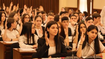 Երևանի ավագանու անդամների տեղում այսօր աշակերտներն էին
