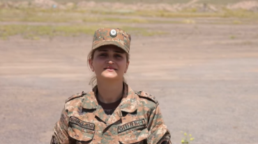 «Իմ մայրիկը շատ սիրուն է, հատկապես՝ զինվորի շորերով». ՊՆ-ը տեսանյութը