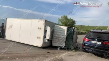 «Սևան» գաղութի մոտ բախվել են «Mercedes»-ն ու «ISUZU» բեռնատարը. վերջինը կողաշրջվել է, «Mercedes»-ն էլ բախվել է երկաթե արգելապատնեշին