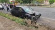 Երևանում 33-ամյա վարորդը «Nissan Altima»-ով բախվել է ամբողջությամբ չորացած ծառին, տապալել այն, ապա՝ երկաթե սյանը