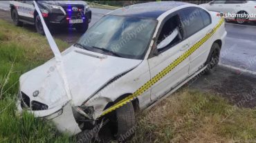 Գեղարքունիքի մարզում 66-ամյա վարորդը «BMW»-ով բախվել է հողաթմբերին և հայտնվել դաշտում, ինչի հետևանքով անվահեծանը կոտրվել է․ կան վիրավորներ