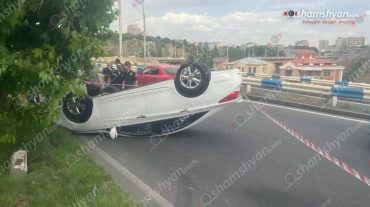 Դավիթաշենի կամրջի սկզբնամասում «Hyundai Sonata»-ն բախվել է ծառերին և գլխիվայր շրջվելով՝ հայտնվելով երթևեկելի գոտում