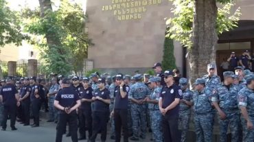 ՔԿ շենքի մոտից մի խումբ անձինք ձերբակալվել են և տեղափոխվել ոստիկանության ստորաբաժանումներ