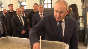 Վարչապետը մոմ է վառել Ստամբուլի Ս. Աստվածածին աթոռանիստ մայր եկեղեցում