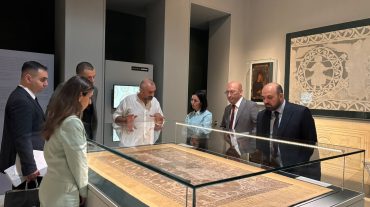ԿԳՄՍ նախարարը Բենակի թանգարանում ծանոթացել է հնագույն ցուցանմուշներին, որոնց մեջ առկա են նաև հայկական ծագմամբ կավաշեն առարկաներ