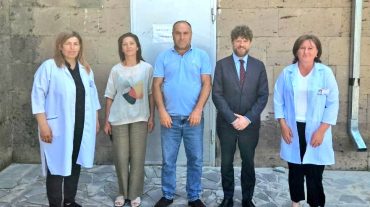 Ֆրանսիայի դեսպանն այցելել է Գեղարքունիքի մարզ, Խաչաղբյուրում ներկայացրել կով կթելու իր փորձառությունը