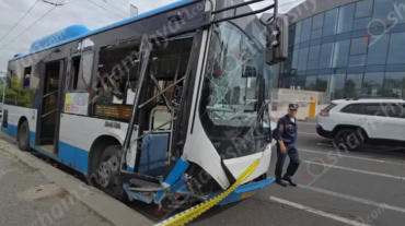 Թիվ 31 երթուղին սպասարկող «Zhongtong» ավտոբուսը բախվել է բետոնե եզրաքարին ու երկաթե էլեկտրասյանը. կան տուժածներ