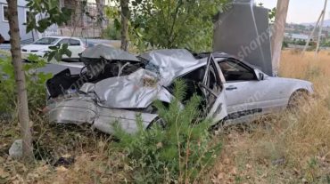 Կոտայքի մարզում «Mercedes»-ը Ջրվեժի կամրջի մոտ բախվել է քարերին և հողաթմբերին ու մի քանի պտույտ շրջվել․ կա վիրավոր