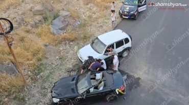 Ջրվեժի կամրջի մոտ բախվել են «Opel»-ն ու «Mercedes»-ը․ վերջինս մի քանի մետր թռնելով՝ հայտնվել է կամրջի տակ և բախվել «Chevrolet»-ին․ կա վիրավոր