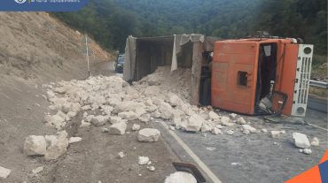 Փրկարարներն ուղղել են կողաշրջված բեռնատարը