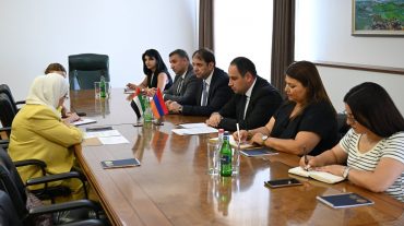 Դավիթ Խուդաթյանն ընդունել է Հայաստանում ԱՄԷ դեսպանին