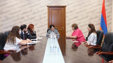Նախարար Ժաննա Անդրեասյանը ուսուցիչների հետ քննարկել է ոլորտային մի շարք խնդիրներ
